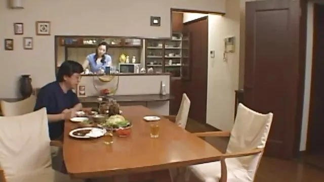 他妈的我哥哥的妻子做一个视频。 瑞典自制的色情片