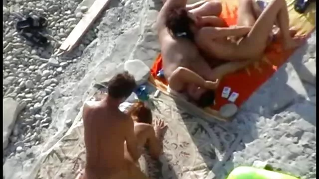 健美运动员的屁股，然后她。 业余的妻子自制的