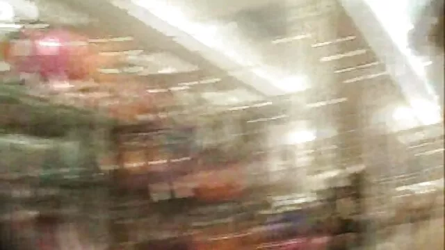 一个青少年在海滩上是一个非常热偷窥狂的猎人 家庭性爱电影