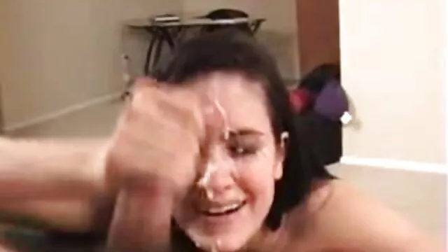 火红头发的是做一个家庭视频与她的男朋友。 真正的自制的女同性恋色情片