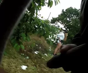 医生背后的一个病人。 视频性自制的