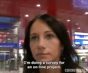父亲性别与他睡觉的女儿的手。 业余家庭色情影片