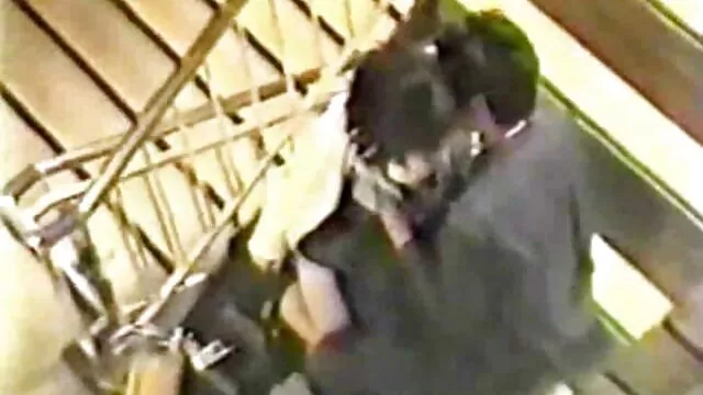 他欺骗了女人与他的情人在公寓里。 家庭肛交