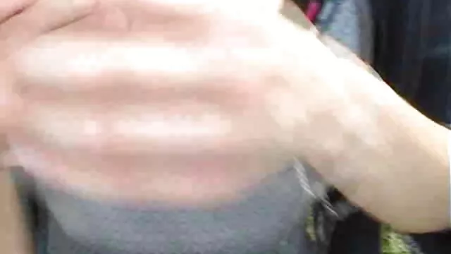 18岁与薄俄罗斯吸在女牛仔。 奶奶自制的色情片