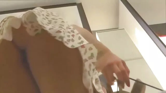 一个戴着橡胶手套的女孩，一手拿着黑色水龙头。 有一个色情明星在我的房子
