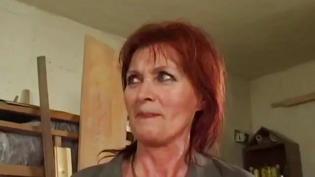 丈夫涂妻子在狗屎，然后开始他妈的。 夫妇做爱在家里