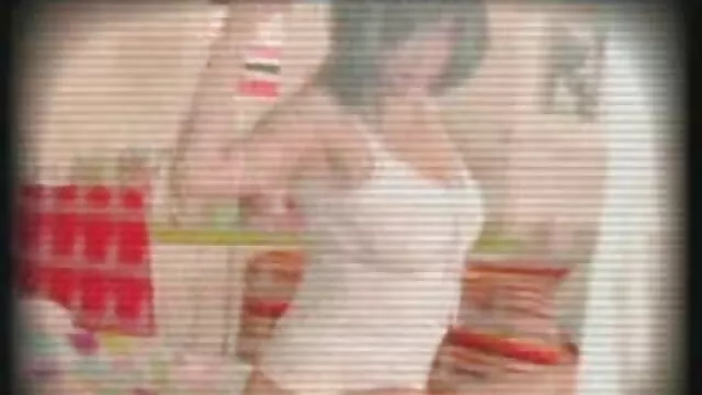 口交婊子在游泳池 家庭色情业余