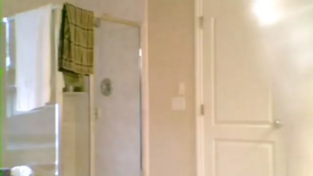 一个女孩吸一个老男人，当他的朋友来加入我们。 自制成熟的女同性恋者