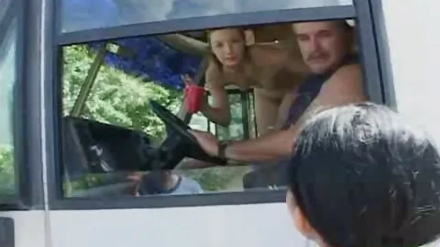 兵营的每个洞都有一群妓女的士兵。 年轻的村庄性
