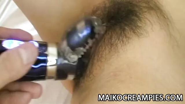 的青少年，骑青少年，屁股，清洁她的阴部。 自制的色情-超