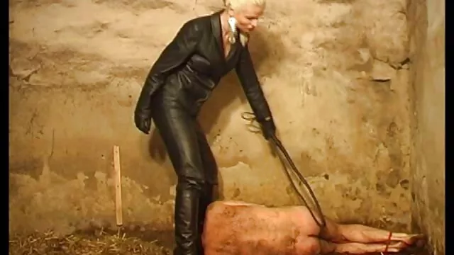 一个男人把一个女人带到她的屁股上赚钱。 瑞克和莫蒂的方式回家无尽的
