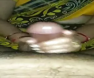 她在更衣室里向一个陌生人投降 家庭的妹妹性别的视频