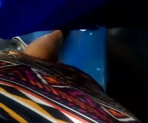 穿着衣服的女孩坐在老师的伟大。 孟加拉家庭性别的视频