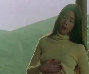她强迫他闻到他的鞋子，并在同一时间触摸他的脚。 花花公子淘气的业余家庭视频