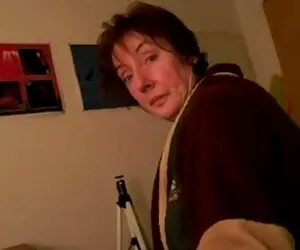 丈夫在做爱后从她的阴部买了泡菜。 印度的房子女仆色情
