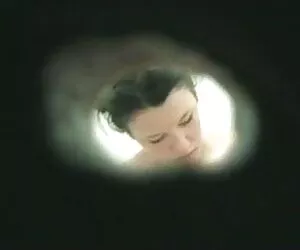 温暖的棕色屁股的黑发在潮湿的洞 家奥恩