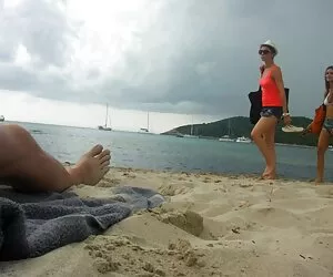 海莉*里德抬起她的腿，然后摧毁一个洞，因为它是一个黑色的。 村里的女孩性别的视频