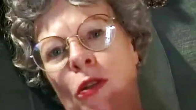 疯狂的泳衣与黑头发，女孩把一个大男人在游泳池 自制的室外色情