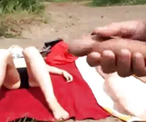 色情的女孩摇她的屁股在健身房 自制性感的视频