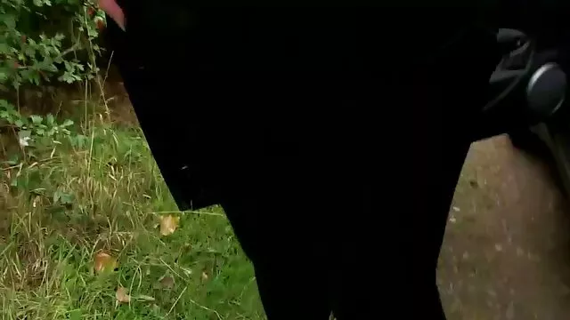 乔治安娜迅速在屁股，然后拿出手机 自制的业余肛交