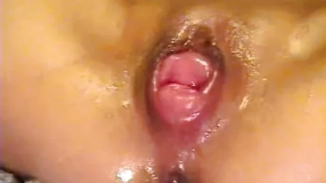 他第一次不小心走进她的阴部。 印度真正的自制性别的视频