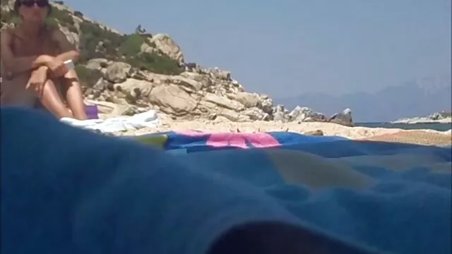 护士几乎撕毁她的阴部下肛门混合。 激情打手枪在家里