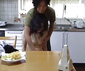 无知的青少年攻击黑曼巴 德西夫妇自制的性爱视频