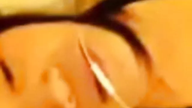 一个人的未来是在一顶帽子在网络摄像头前。 山寨色情
