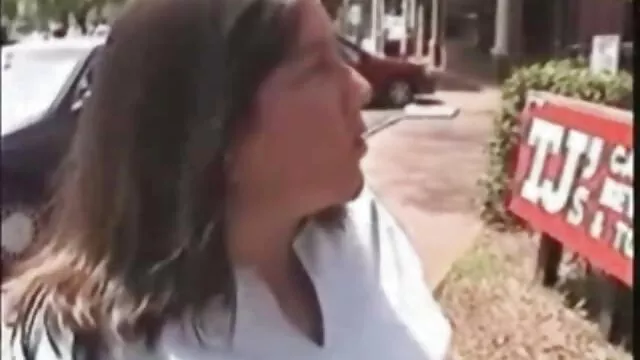 两个里面的简在客厅里都有黑色的眼睛。 性别在村里的女孩