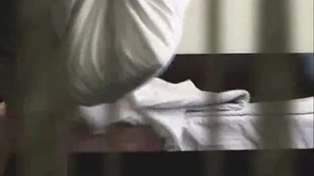 一个业余在家庭视频用他的手指，然后去。 德西自制的视频