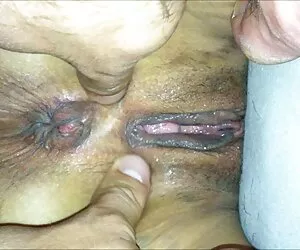 饥渴的女人手指的孩子拿出电话 村里的女孩性色情