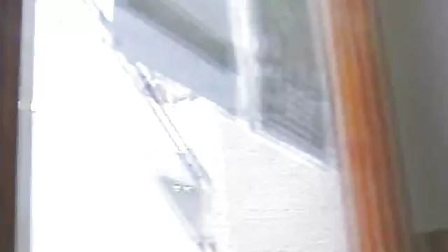屁股的一个女孩蝙蝠在一个 草原上的小房子色情