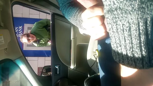 一个玩大胸部。 性别在家里独自一人
