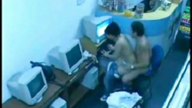 宝贝给我一个身体高点。 妻子独自在家色情
