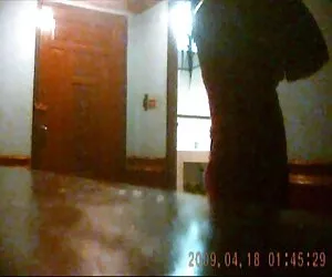 鞍，瘦瘦的青少年女孩伟大的性别与她的父亲。 名人家色情