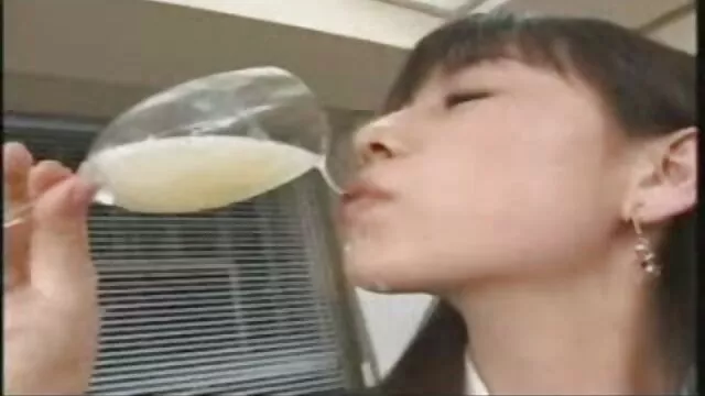 男孩，一个美丽的黑发在卧室里。 村性别第一次