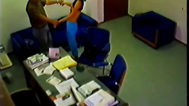 丰满的海豚工人与教练在水中做爱。 家庭肛交