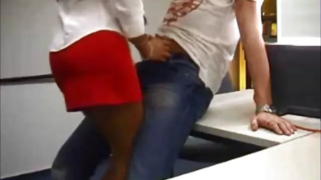 丈夫的紧张挥舞着他的妻子 自制的色情德西