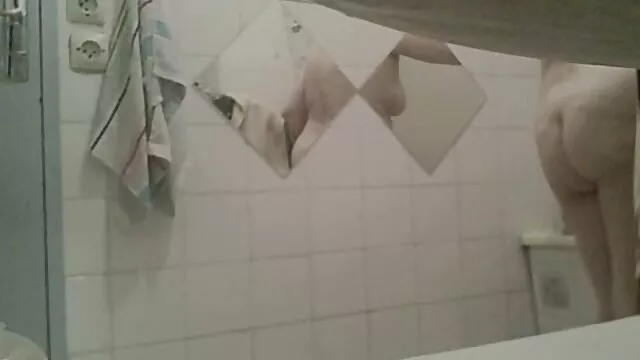 黑人妈妈教她的女儿如何金发碧眼的白人男子的公鸡。 家庭工人性别的视频