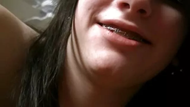 一个黑人殴打一个牛奶女孩。 家庭视频-超