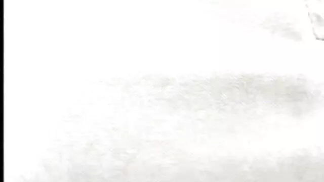 Gold在手机上看着继父的照片，祈祷她已经吃饱了。 性别在家里与妈妈