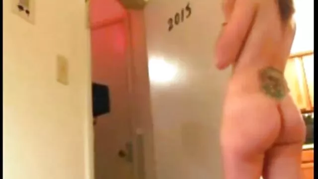 尿尿学生在厕所医院被窥探。 年轻的业余自制的