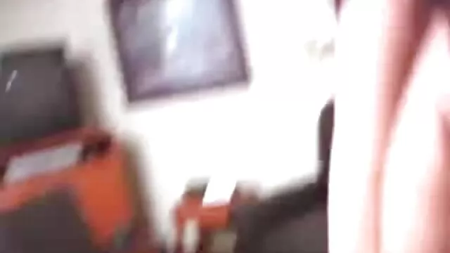 的棕色条纹出来的内衣。 家庭色情业余